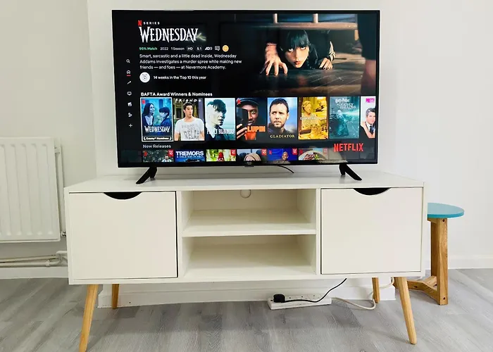 Home In Farnborough With Free Parking, Wifi & Netflix
