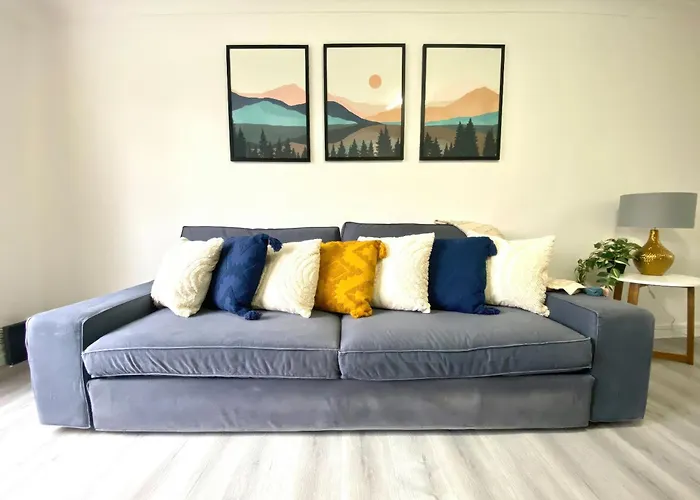 Home In Farnborough With Free Parking, Wifi & Netflix