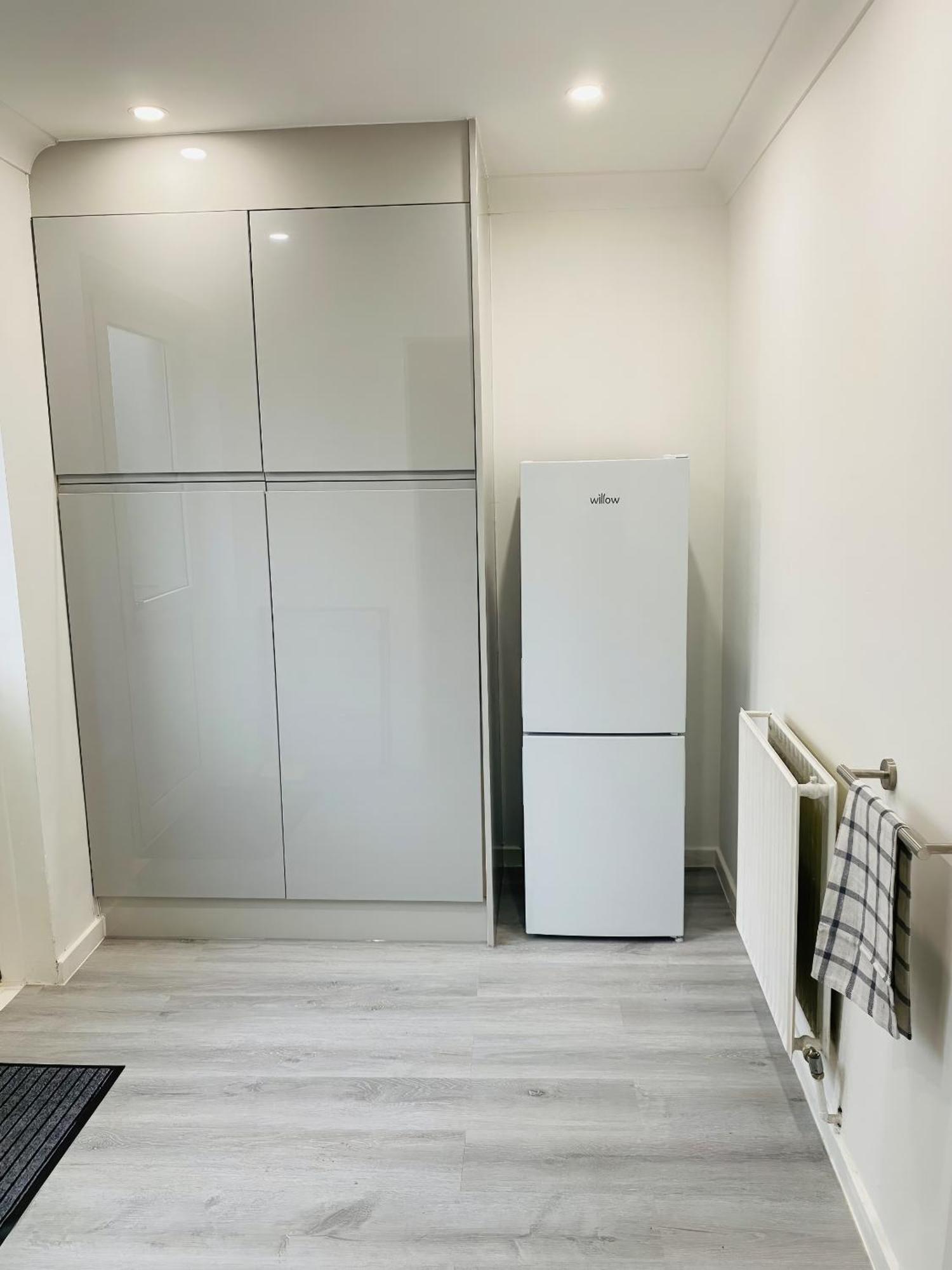 Holiday home In Farnborough With Free Parking, Wifi & Netflix *