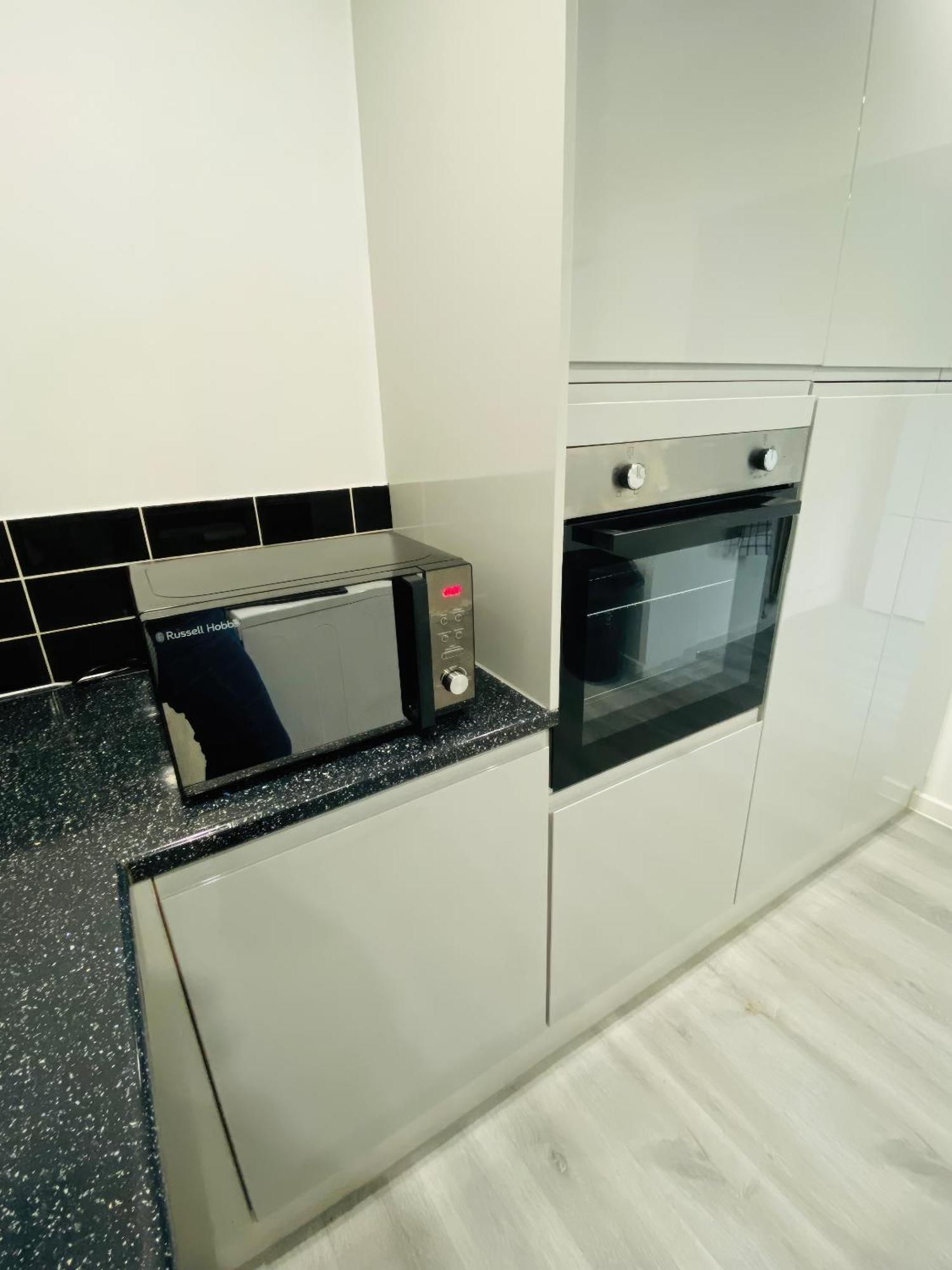 In Farnborough With Free Parking, Wifi & Netflix