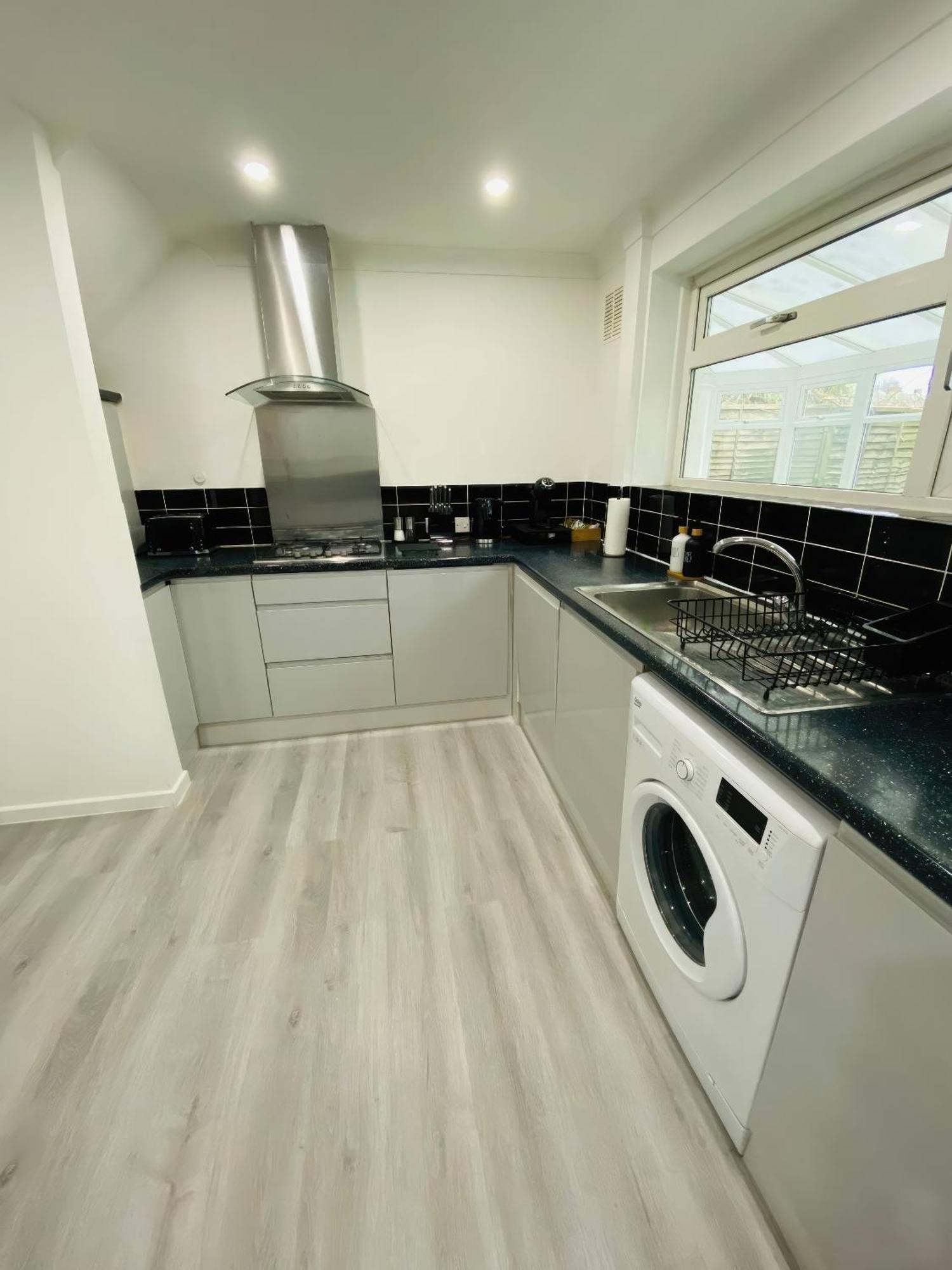 In Farnborough With Free Parking, Wifi & Netflix Farnborough (Hampshire)