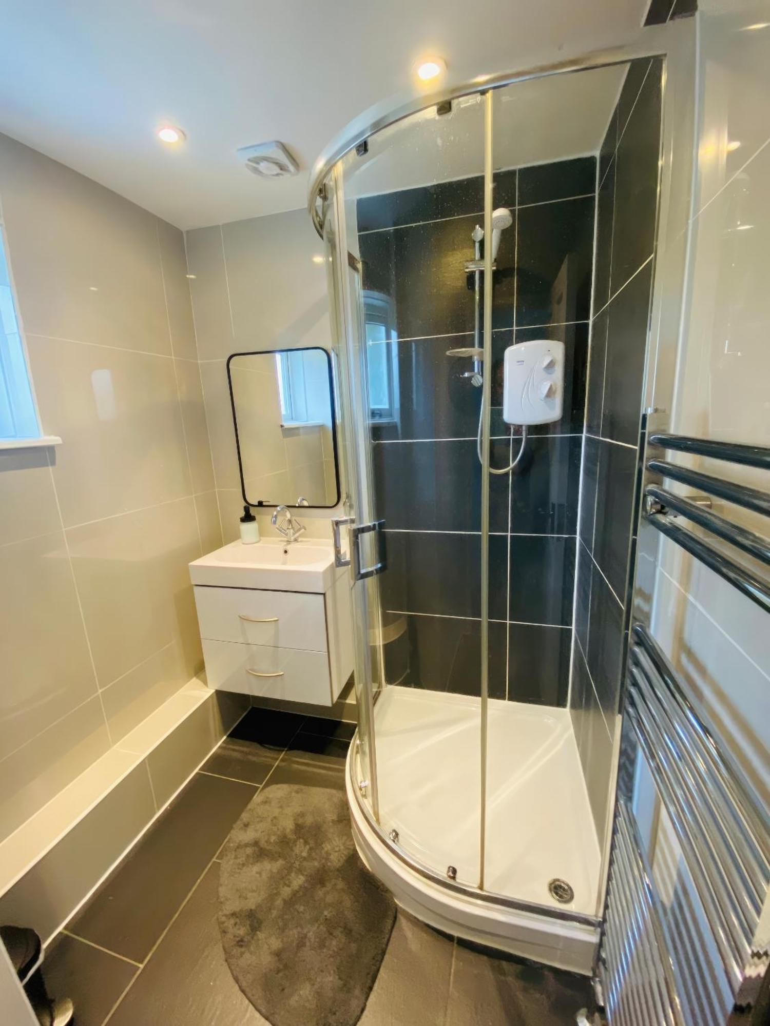 In Farnborough With Free Parking, Wifi & Netflix Holiday home Farnborough (Hampshire)