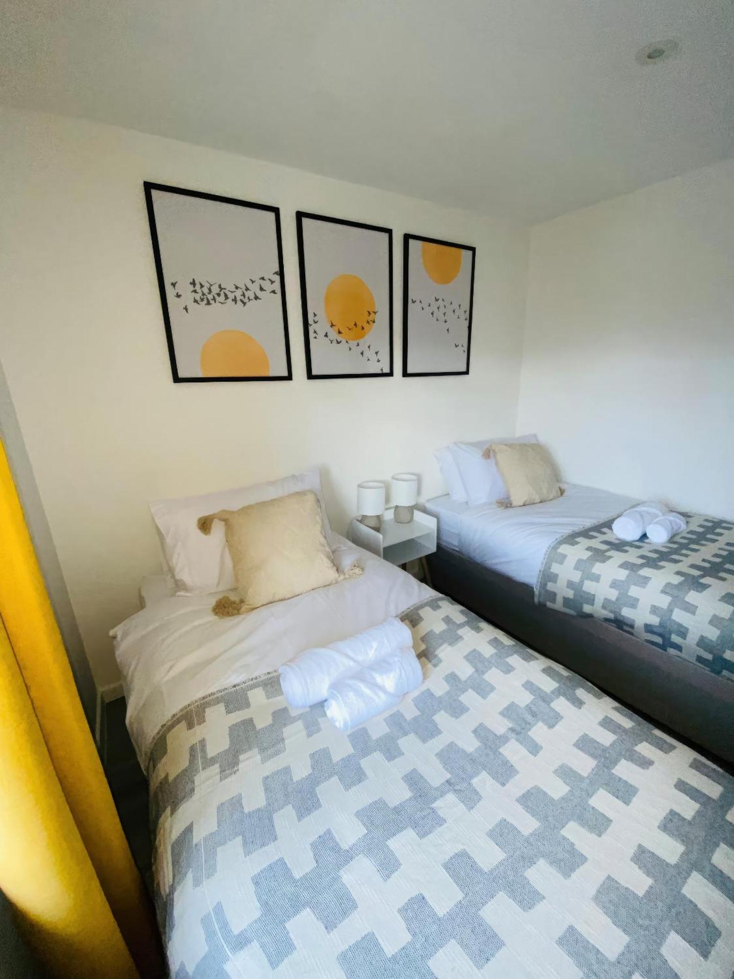 In Farnborough With Free Parking, Wifi & Netflix