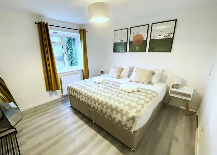 Home In Farnborough With Free Parking, Wifi & Netflix