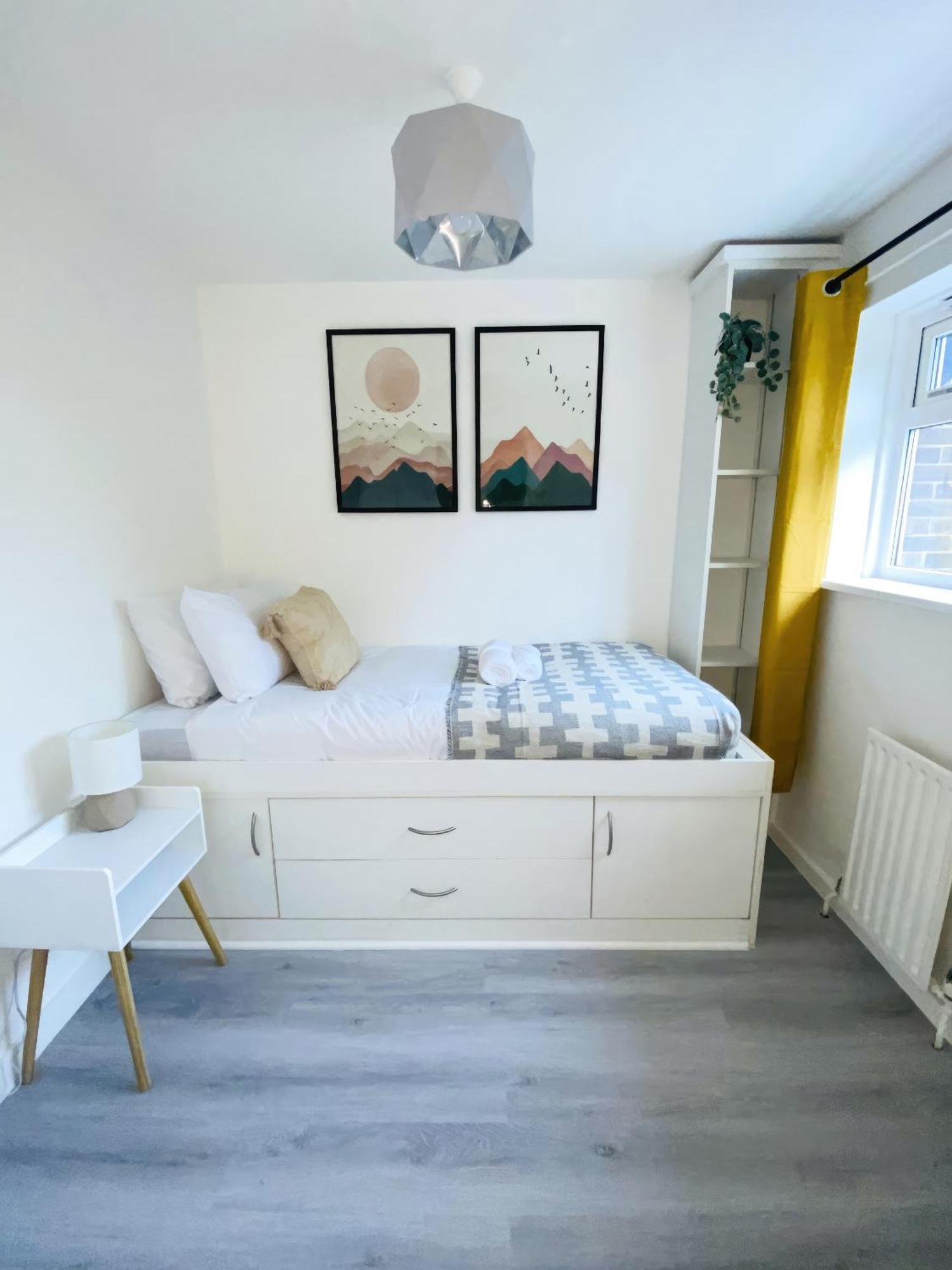 In Farnborough With Free Parking, Wifi & Netflix * Farnborough (Hampshire)