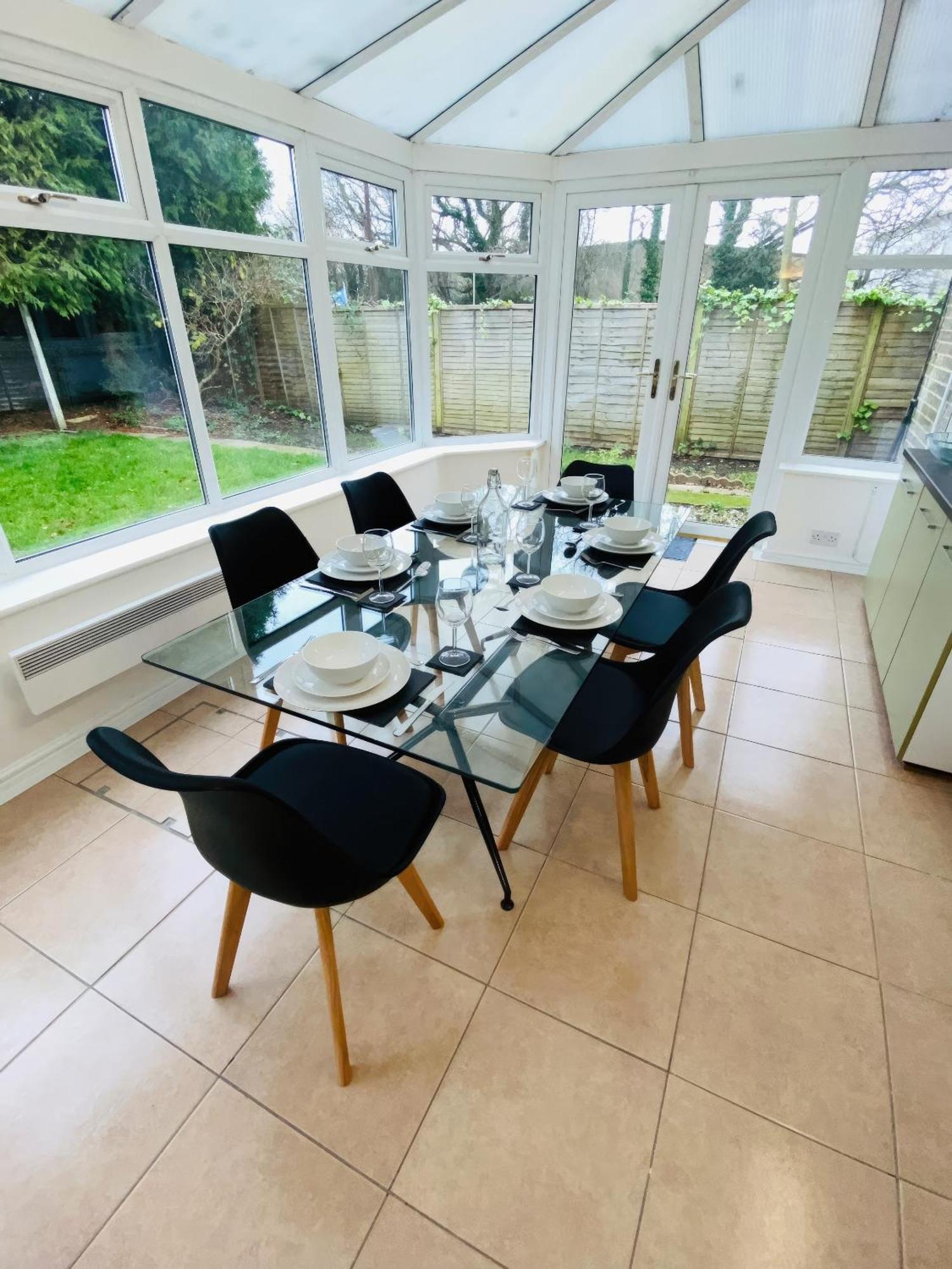 In Farnborough With Free Parking, Wifi & Netflix *